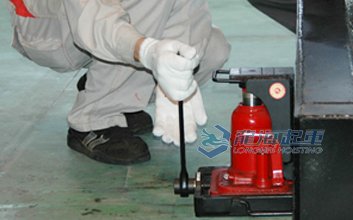 F-100TL帶滑臺(tái)爪式千斤頂驅(qū)動(dòng)方式一 F-100TL帶滑臺(tái)爪式千斤頂驅(qū)動(dòng)方式一